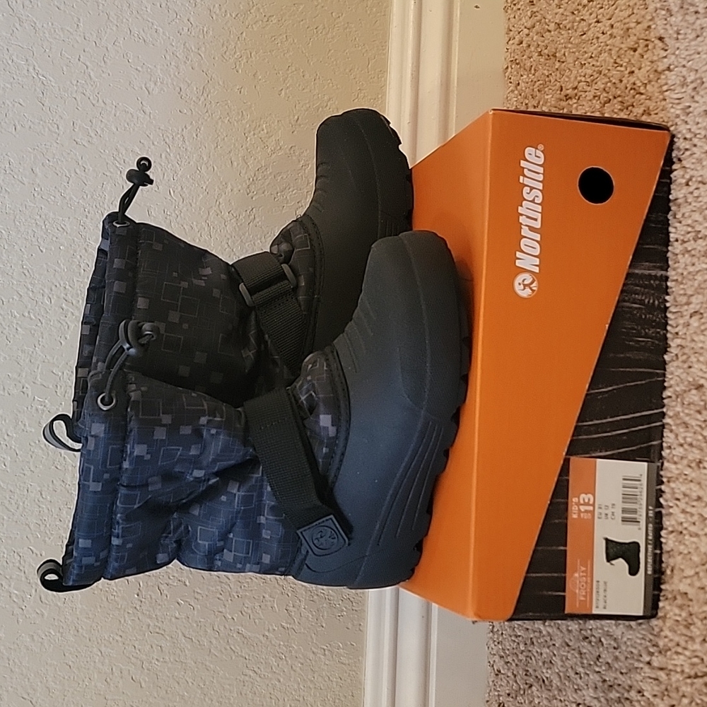 Boy's snow boots size 13